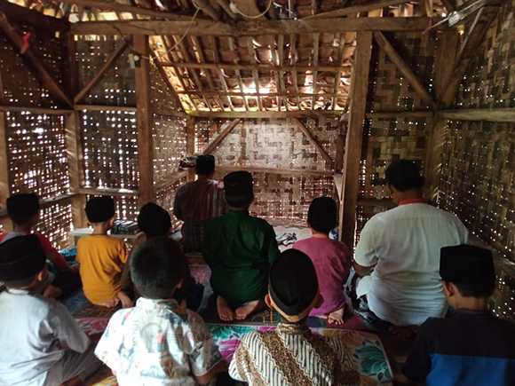 Bantu Renovasi Masjid Pelosok Mekarsari Yang Nyaris Roboh - Bantubersama.com