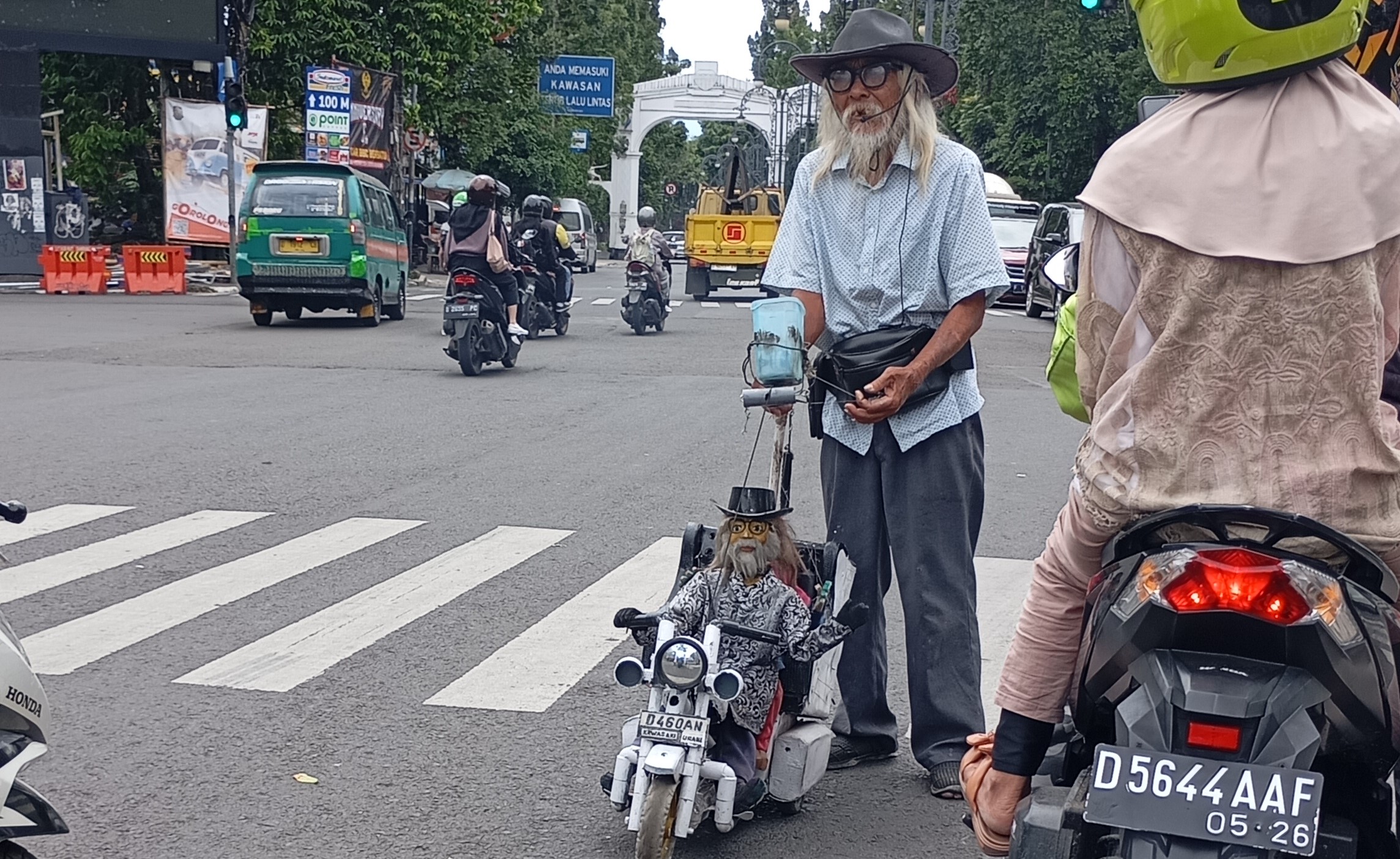 Kerja Keras Pangamen Lansia Untuk Istri Dan Cucu-cucunya - Bantubersama.com