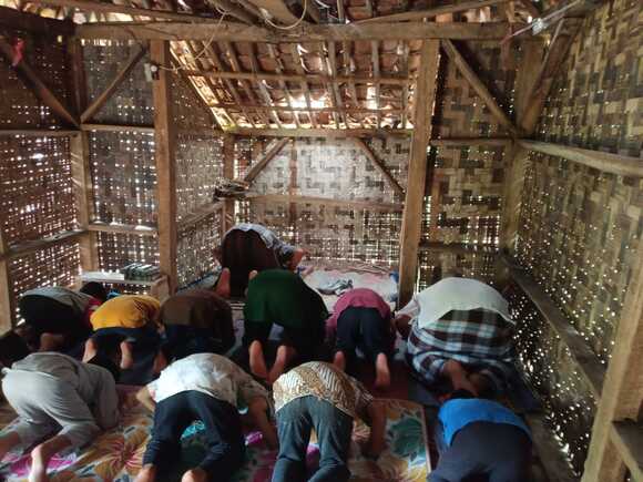 Sedekah Sajadah Untuk Masjid Reot Di Pelosok-Pelosok - Bantubersama.com