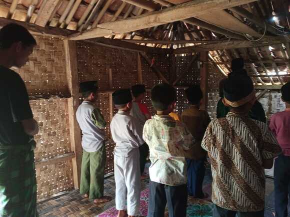 Sedekah Sajadah Untuk Masjid Reot Di Pelosok-Pelosok - Bantubersama.com