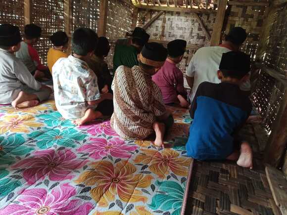 Sedekah Sajadah Untuk Masjid Reot Di Pelosok-Pelosok - Bantubersama.com