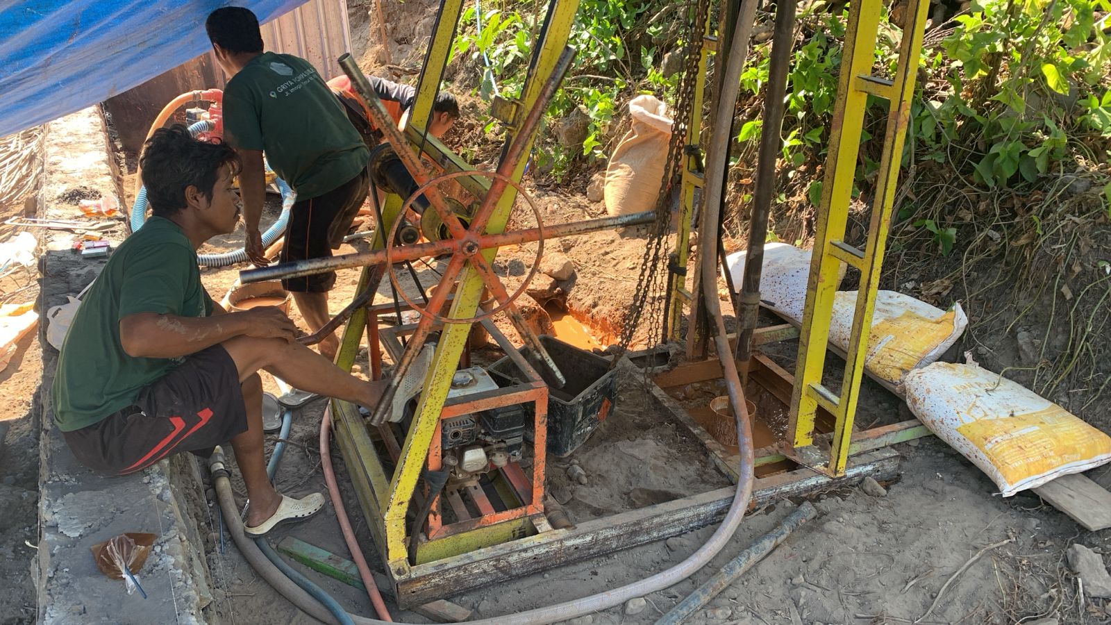 Wakaf Sumur Bor Untuk Santri Nur Futuhiyah - Bantubersama.com