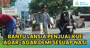 Bantu Lansia Penjual Kue Agar-Agar Demi Sesuap Nasi